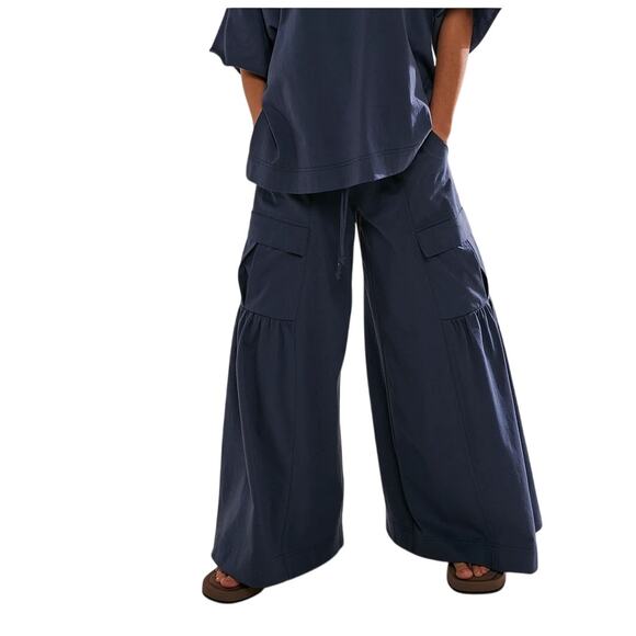 Free People Beach Navy Blue Russell High Rise Wide Leg Cargo Pants Size Medium - Picture 1 of 9
